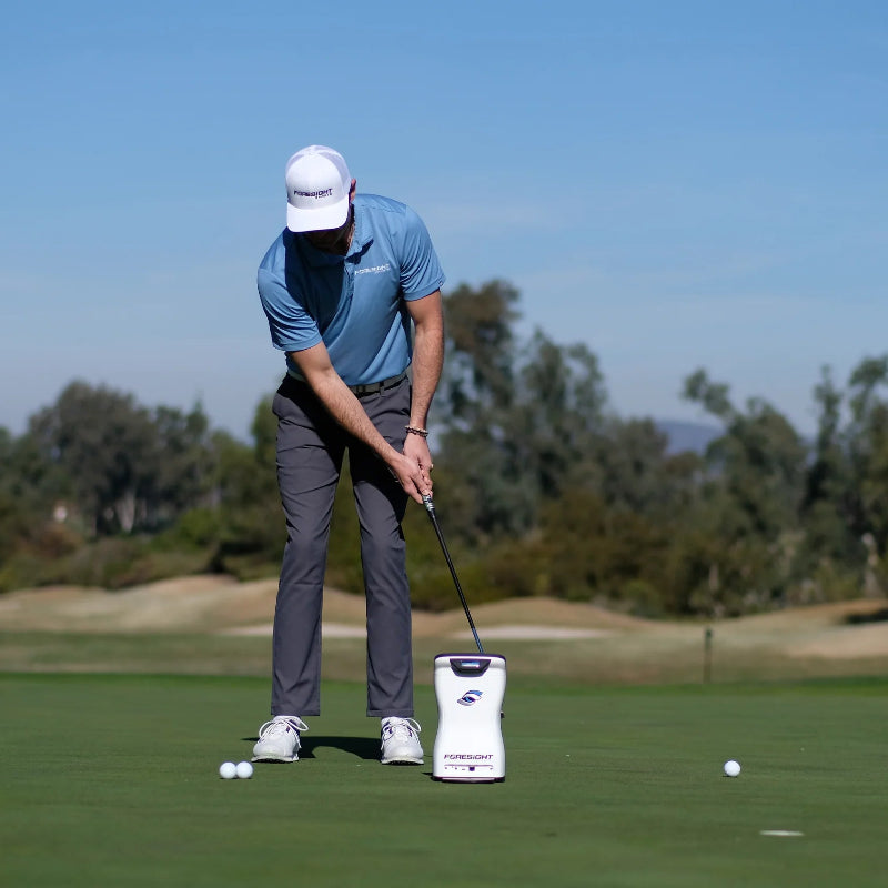 Foresight Sports QuadMAX Essential Putting Analysis man putting front view.