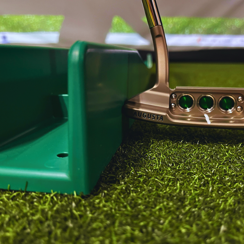 The Putting Arc MS-3D green down the line view with putter.